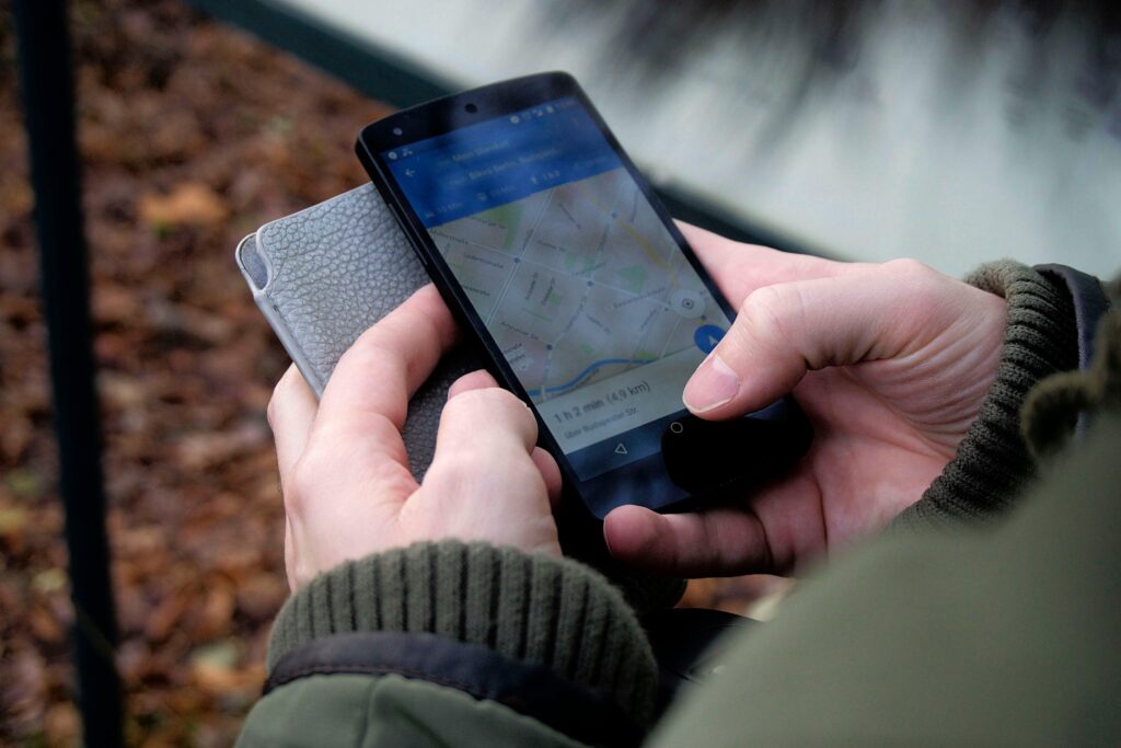 Smartphones vs Traditional Gear for Birding
